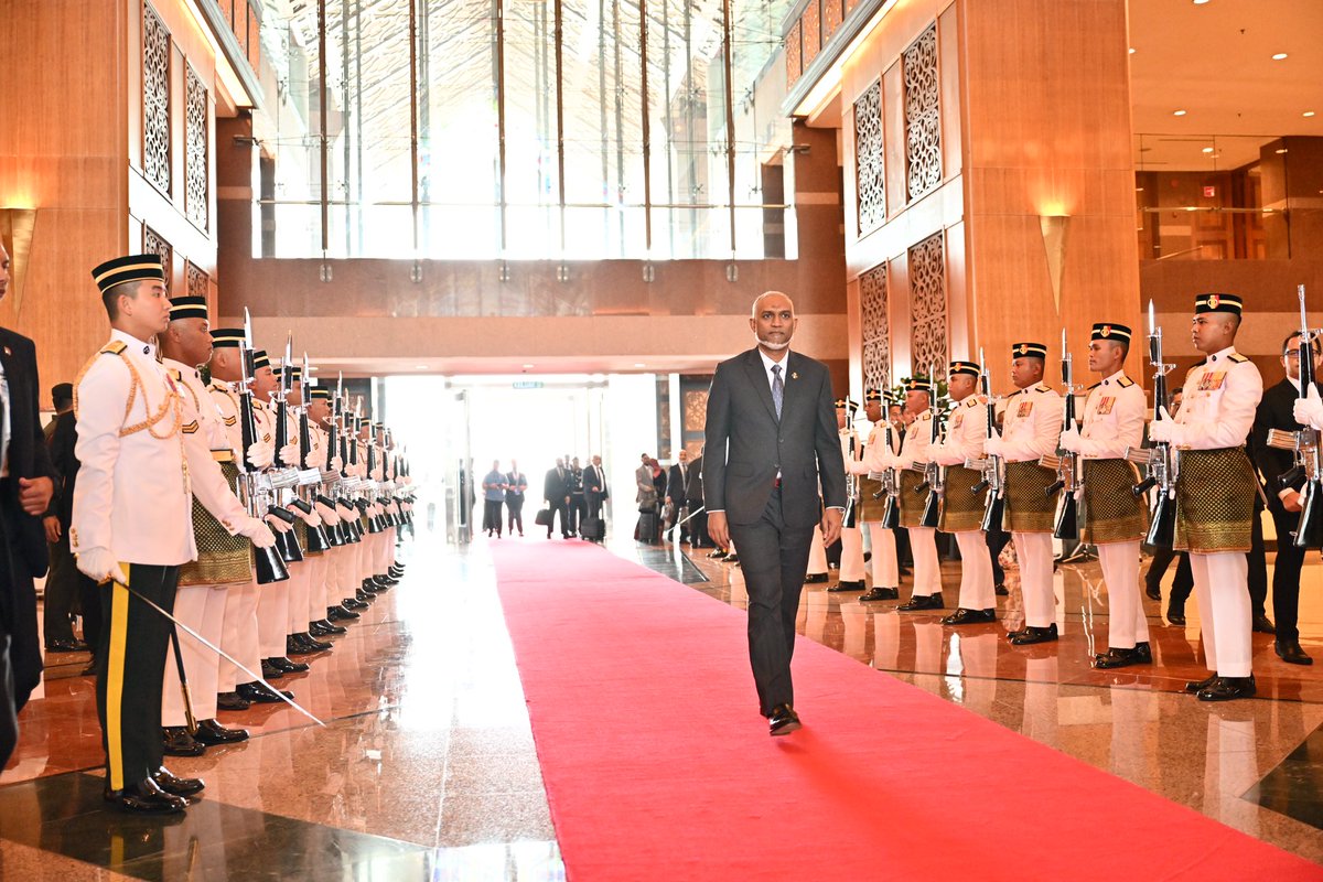 Faseem Mohamed 🇵🇸 🇲🇻 (@aslusoora) on Twitter photo ރައީސް ޑރ <a href="/MMuizzu/">Dr Mohamed Muizzu</a> އަށް މެލޭޝިއާއިން ހޫނު މަރުޙަބާ އެއް
#RaeesMuizzu
#DhiveheengeRaajje ރައީސް ޑރ <a href="/MMuizzu/">Dr Mohamed Muizzu</a> އަށް މެލޭޝިއާއިން ހޫނު މަރުޙަބާ އެއް
#RaeesMuizzu
#DhiveheengeRaajje