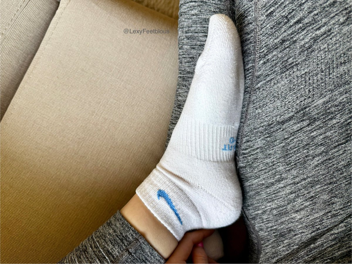 LexyFeetblous tweet media