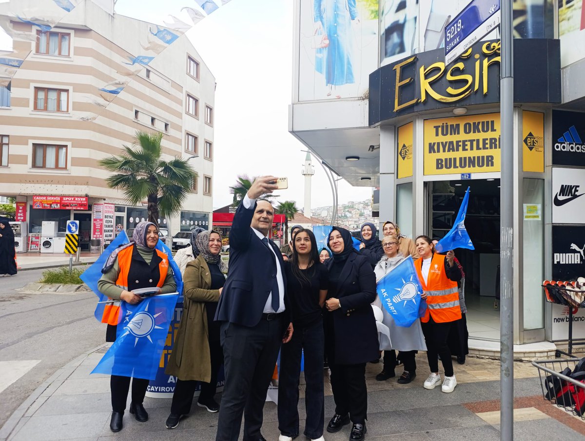 akkadincayirova's tweet photo. 📍AK NOKTA DA VATANDAŞLARIMIZI AKPARTİ ÜYE YAPMAYA DEVAM EDİYORUZ🇹🇷💡

HER GÜN YENİ BİR ÜYEMİZLE ÇIKTIĞIMIZ BU YOLDA KIYMETLİ YÖNETİCİLERİMİZİN ÜSTÜN GAYRETİ İLE GÖNÜLLÜLÜK RUHU VE ÖZVERİLİ ÇALIŞMALARI SAYESİNDE PARTİMİZE YENİ KATILIMLAR SAĞLAMAYA DEVAM EDİYORUZ. https://t.co/k6lEs2Uiot