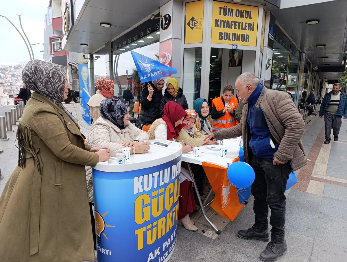 akkadincayirova's tweet photo. 📍AK NOKTA DA VATANDAŞLARIMIZI AKPARTİ ÜYE YAPMAYA DEVAM EDİYORUZ🇹🇷💡

HER GÜN YENİ BİR ÜYEMİZLE ÇIKTIĞIMIZ BU YOLDA KIYMETLİ YÖNETİCİLERİMİZİN ÜSTÜN GAYRETİ İLE GÖNÜLLÜLÜK RUHU VE ÖZVERİLİ ÇALIŞMALARI SAYESİNDE PARTİMİZE YENİ KATILIMLAR SAĞLAMAYA DEVAM EDİYORUZ. https://t.co/k6lEs2Uiot