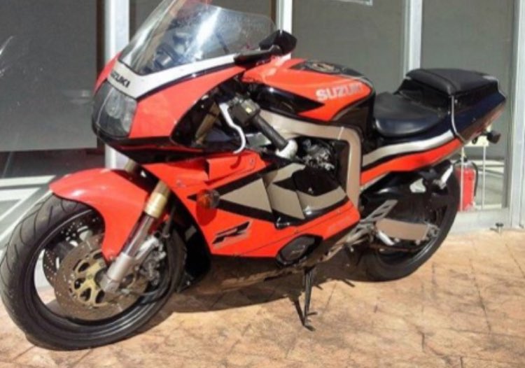 盗難情報

4/21。
Garage13の敷地内から2台のバイクなどが盗難されました。

GSX-R400 赤黒　車体番号GK76A-106034
グラストラッカー オレンジ　車体番号調査中
になります。

防犯カメラに犯人映像もあり警察が追跡しております。

見かけましたら新潟県柏崎市警察署までお願いいたします。