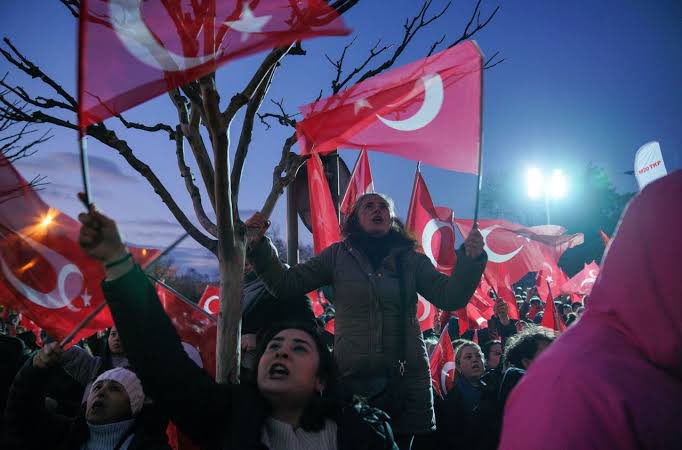 New York Times:

"Türkiye otokrasiye direniyor.

Halkın cesareti küresel sessizlikten daha fazlasını hak ediyor."