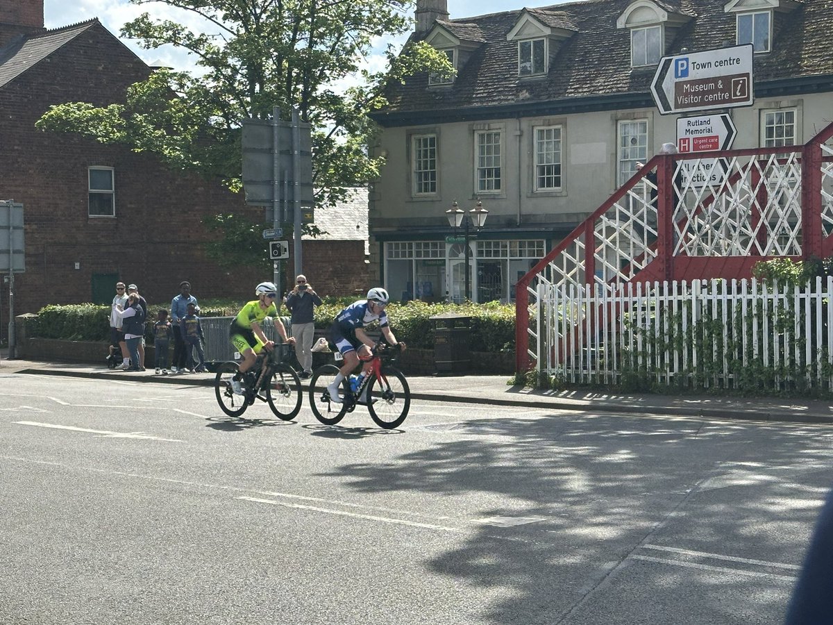 OakhamWeather's tweet image. Tale end of the race didn’t quite make it through the level crossing.  But leaders had no problems. @RutStamSound #cicleclassic