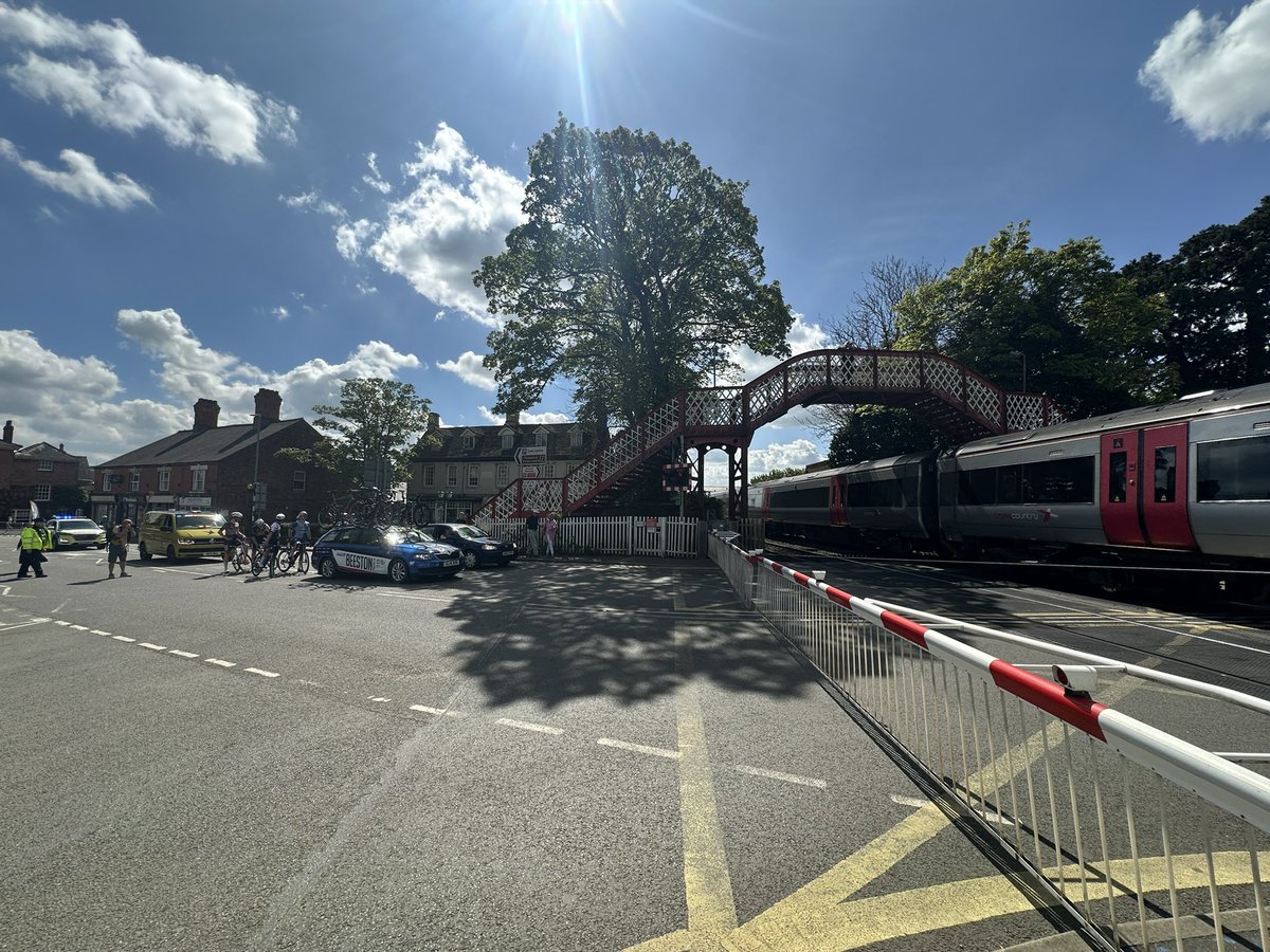 OakhamWeather's tweet image. Tale end of the race didn’t quite make it through the level crossing.  But leaders had no problems. @RutStamSound #cicleclassic