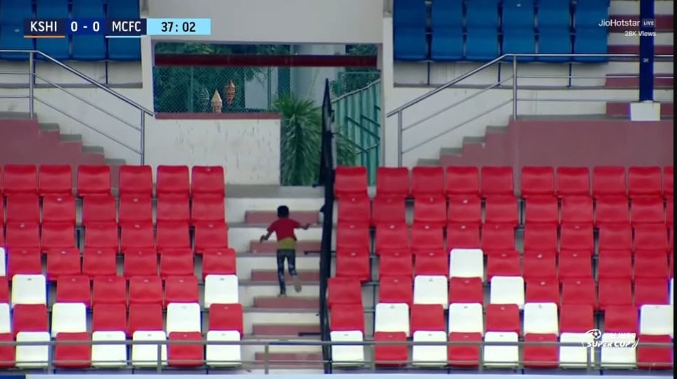 Bee attack at the Kalinga Super Cup 2025 match - #KSHIMCFC 🐝 #90ndstoppage