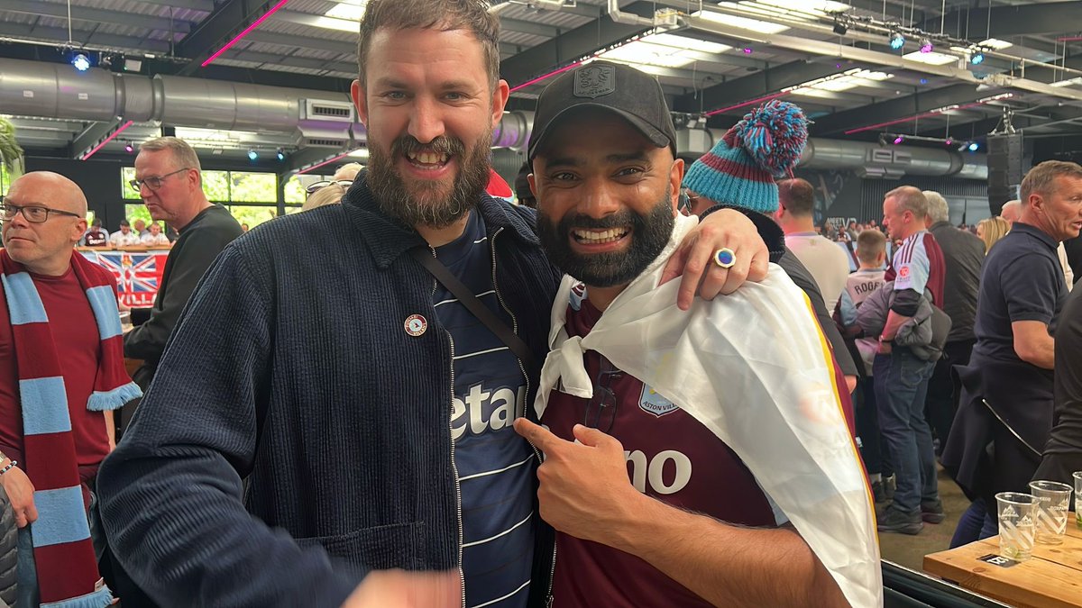 What’s the chances of meeting your Michellin star ⭐ chef friend at Boxpark. What a geezer! ❤️❤️ <a href="/ChefBradCarter/">Brad Carter</a>