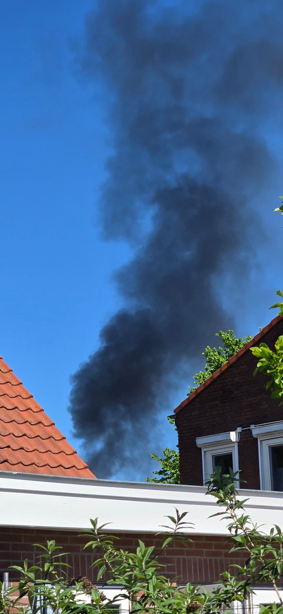 Gerco74's tweet image. Grote brand bij Staal Hartgers #Apeldoorn
De rookwordt nu lichter .. en inmiddels regent het asdeeltjes