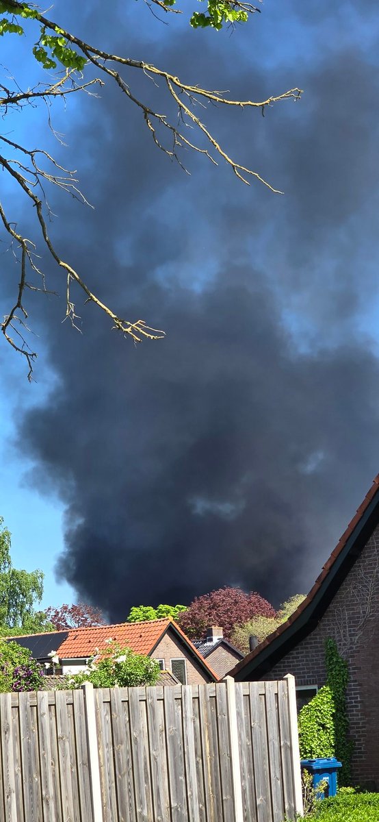 Gerco74's tweet image. Grote brand bij Staal Hartgers #Apeldoorn
De rookwordt nu lichter .. en inmiddels regent het asdeeltjes