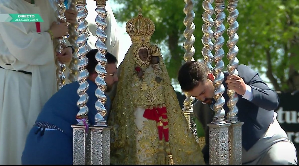VirgendelaCabezaCSur (@morenitacsur) on Twitter photo Sigue la procesión de la Virgen de la Cabeza por las calles del poblado. Te lo seguimos contando en <a href="/CanalSurRadio/">Canal Sur Radio</a> con <a href="/LorenzoCanales/">Lorenzo Canales 🇪🇸</a> y por <a href="/canalsur/">CanalSur</a>
televisión con <a href="/fjoliver88/">Javier Oliver</a>
¡Emociónate con nosotros!
#MorenitaCSur Sigue la procesión de la Virgen de la Cabeza por las calles del poblado. Te lo seguimos contando en <a href="/CanalSurRadio/">Canal Sur Radio</a> con <a href="/LorenzoCanales/">Lorenzo Canales 🇪🇸</a> y por <a href="/canalsur/">CanalSur</a>
televisión con <a href="/fjoliver88/">Javier Oliver</a>
¡Emociónate con nosotros!
#MorenitaCSur