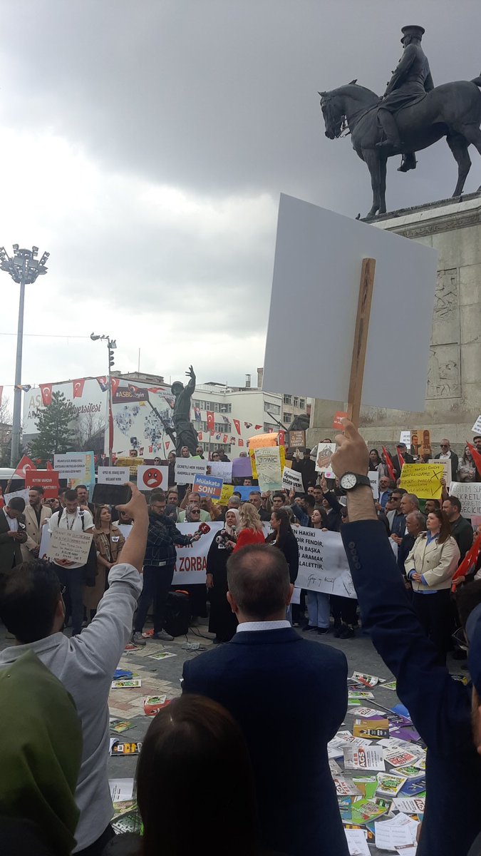 şu durumda olduğumuza o kadar üzülüyorum ki. Anneler konuşuyor nasıl zor okuttuklarını anlatıyorlar. yaşayan bilir. lütfen bu seslere duyarsız kalmayın.
#ÖğretmenUlustaEkAtamaNerede