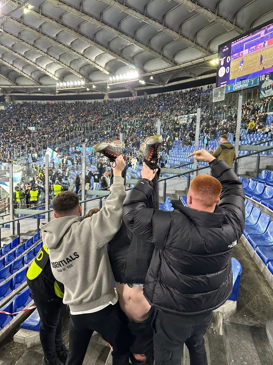 REMEMBER | Italian police had warned #Celtic fans that anti-Mussolini banners would be a 'provocation' to the fascists of #Lazio &amp; would not be allowed into the stadium. These Celtic supporters decided to improvise.