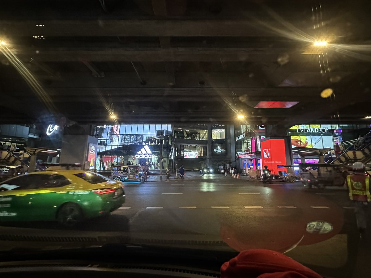 สภาพเศรษฐกิจน่ากลัวมากรอบรอบสยามจากที่เคยรถติดวันอาทิตย์ตอนเย็นมาวันนี้ไม่มีรถติดเลยลดลงไปหมดลานจอดพารากอนก็ยังมีที่จอดเศรษฐกิจประเทศไทยจะเอายังไงต่อ