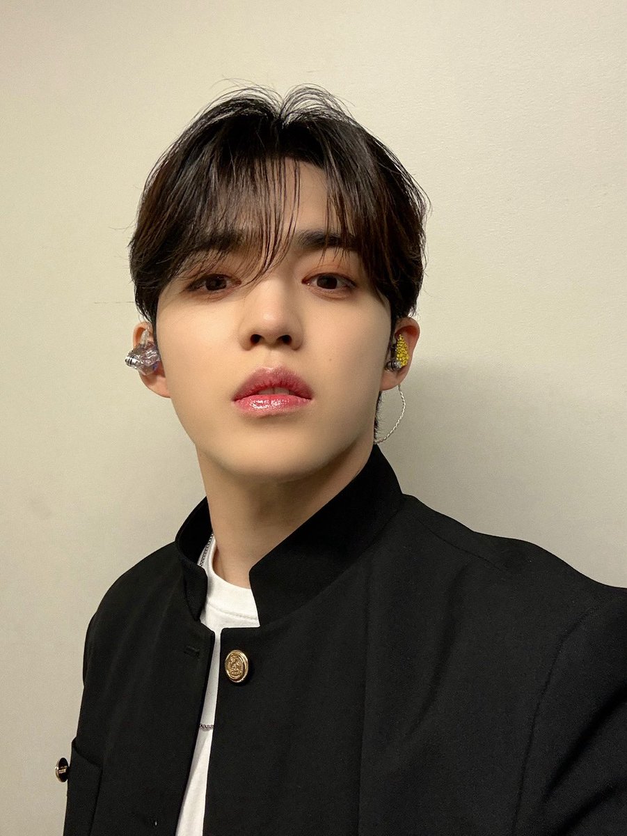 xueishaoo's tweet photo. WE GOT NEW SEUNGCHEOL WEV SELCAAA 🥹🤍

🍒: “i was so happy for 3 days :)” https://t.co/ejSqwdBgpB