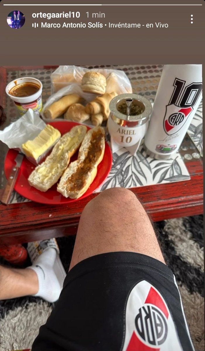 daniderp's tweet image. me voy a despertar tarde así no sufro tanto esperando el superclásico 

yo a las 8am: