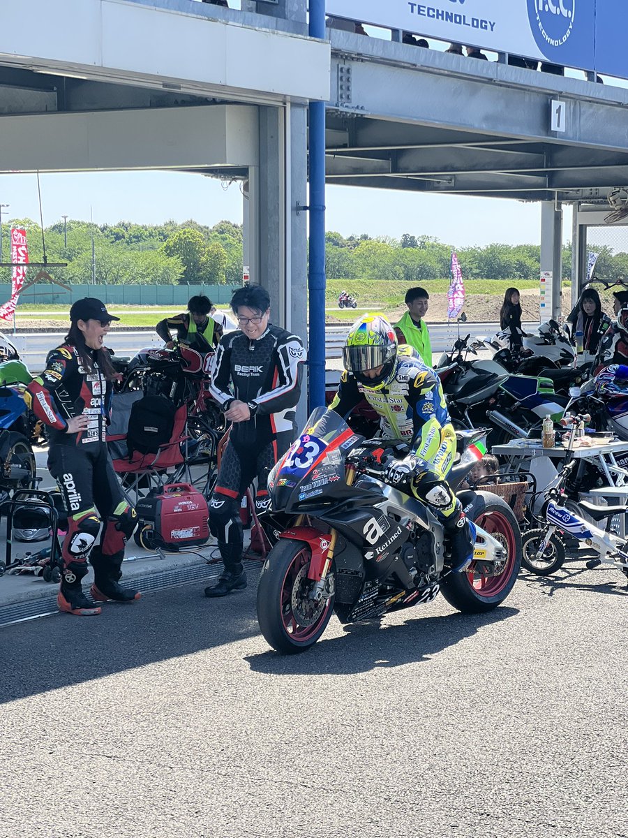 本日のウェルカム走行会inHSR九州にご参加のみなさまありがとうございました😊

天気にも恵まれ183台、大きな転倒も無く無事に終了しました事をここにお礼申し上げます

次回6月8日HSR九州の受付開始は5月8日からになりますので走って見たいあなたも次参加されてみては😊

ありがとうございましたm(_