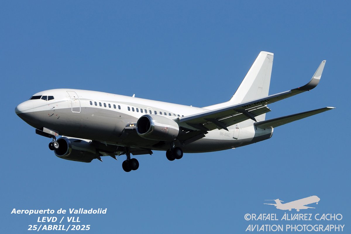 AlvarezCacho's tweet photo. El 25/04 visitó el @AeropuertoVll este precioso @BoeingAirplanes 737-548(WL) de #Comlux Malta en vuelo chárter desde el Aeropuerto J.Tarradellas Barcelona-El Prat @Spottersbcn como MLM712. 31 años de antigüedad. Ex @AerLingus,@fly_uia entre otros. Configuracion #VIP de 56 plazas. https://t.co/i7YWT8fyGx