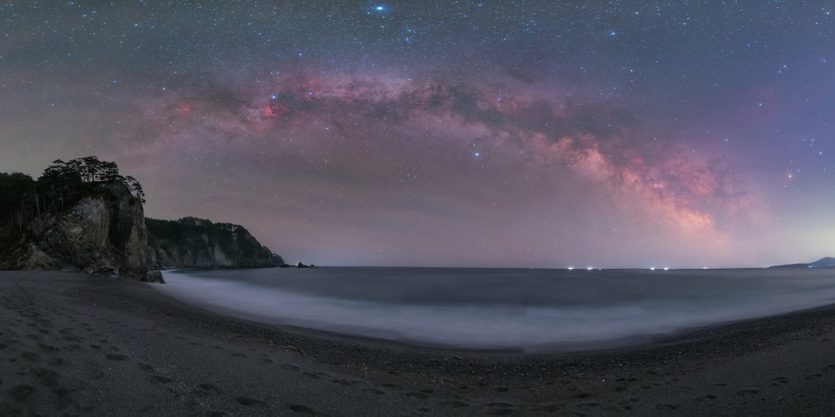 渚にのぼる天の川。

土曜は花火を観たかったので、金曜に星撮りに出撃。
R200SSとAXJを積んで出かけたものの、午前１時くらいまで曇っていたので深宇宙は諦め、天の川アーチを撮りました。けっきょく薄雲の中でしたが一期一会な空の感じでヨシ！👈️

2025.01.26 未明
@岩手県宮古市

詳細ALT