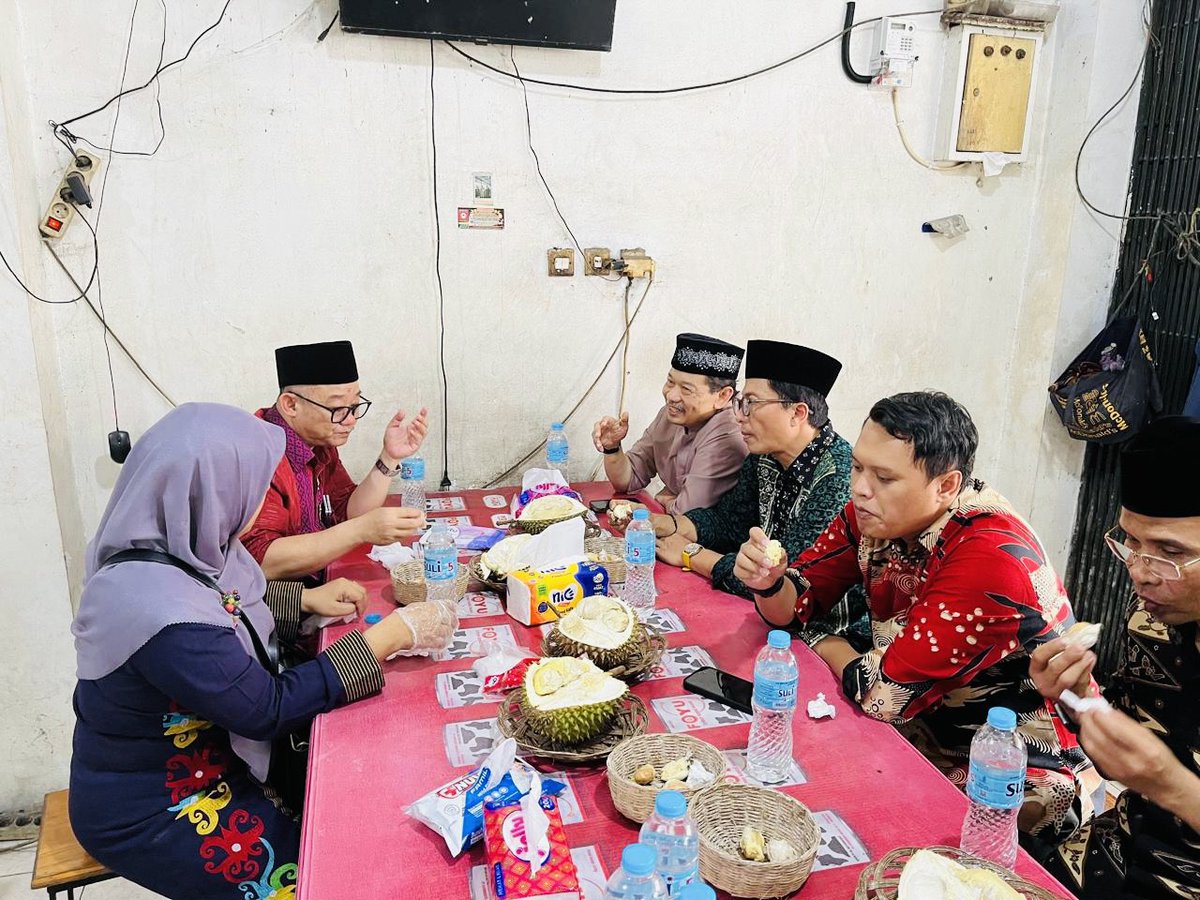 Durian sepukul dua pukul bersama Mas Mendikdasmen Prof Abdul Mu’ti <a href="/Abe_Mukti/">Abdul Mu'ti</a> di “Durian Pak Uban”, Serang, Banten, 27.04.2025.