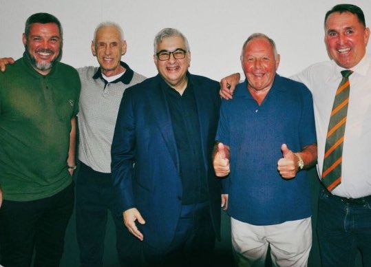 4️⃣ times

4️⃣ legends

🐝🧡🖤