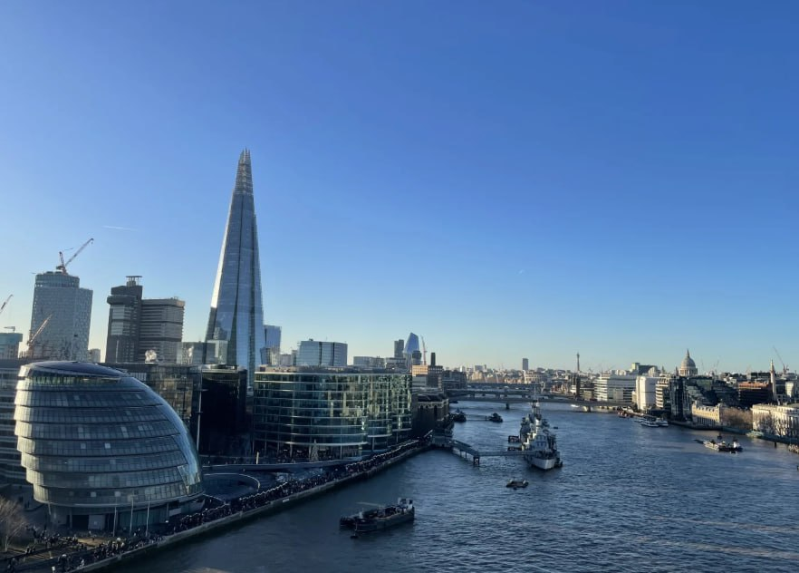 Crisp air, warm sunshine, and the iconic London skyline—today is a dream. 😍