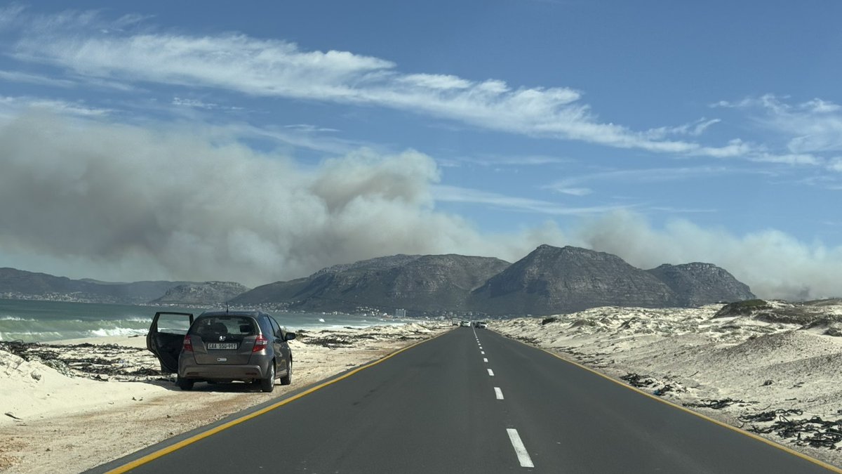 ricardomackenzi's tweet photo. Let’s pray for our hardworking #Firefighters and disaster management teams working hard to stop this fire! 

Please listen to all @CityofCT @CityofCTAlerts and messages re this #CapeTownFire https://t.co/nlzWq3F3Rw