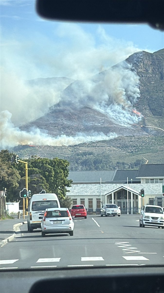 ricardomackenzi's tweet photo. Let’s pray for our hardworking #Firefighters and disaster management teams working hard to stop this fire! 

Please listen to all @CityofCT @CityofCTAlerts and messages re this #CapeTownFire https://t.co/nlzWq3F3Rw