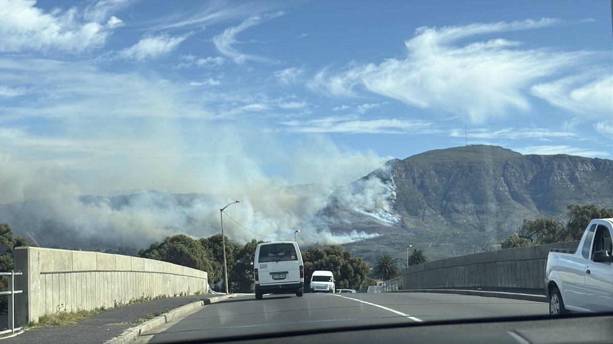 ricardomackenzi's tweet photo. Let’s pray for our hardworking #Firefighters and disaster management teams working hard to stop this fire! 

Please listen to all @CityofCT @CityofCTAlerts and messages re this #CapeTownFire https://t.co/nlzWq3F3Rw
