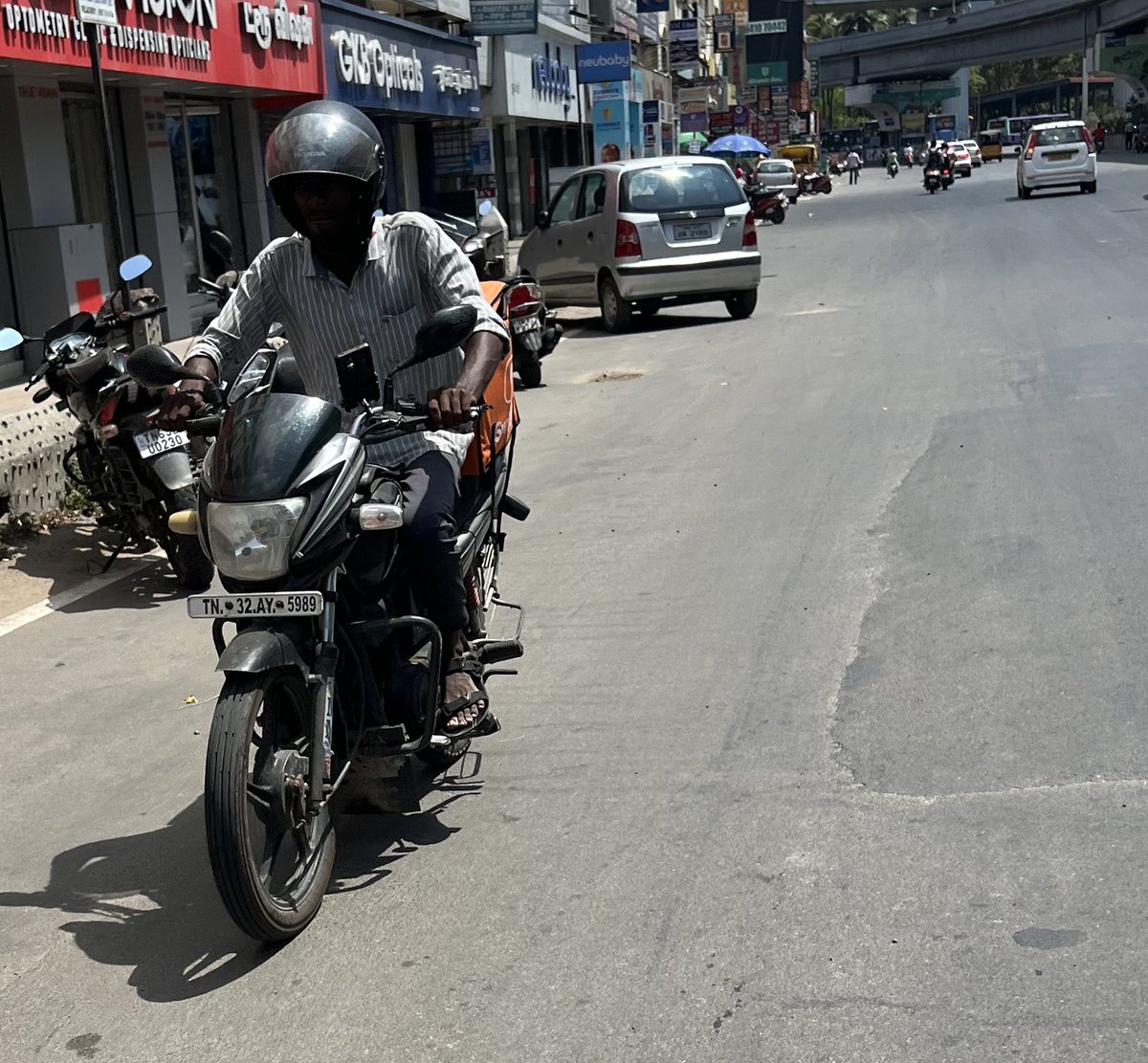 pragyanpatnaik's tweet photo. Wrong side driving 
Vijaynagar to taramani road
27th April 10.25 am
@ChennaiTraffic https://t.co/Ney3Bk9TFg
