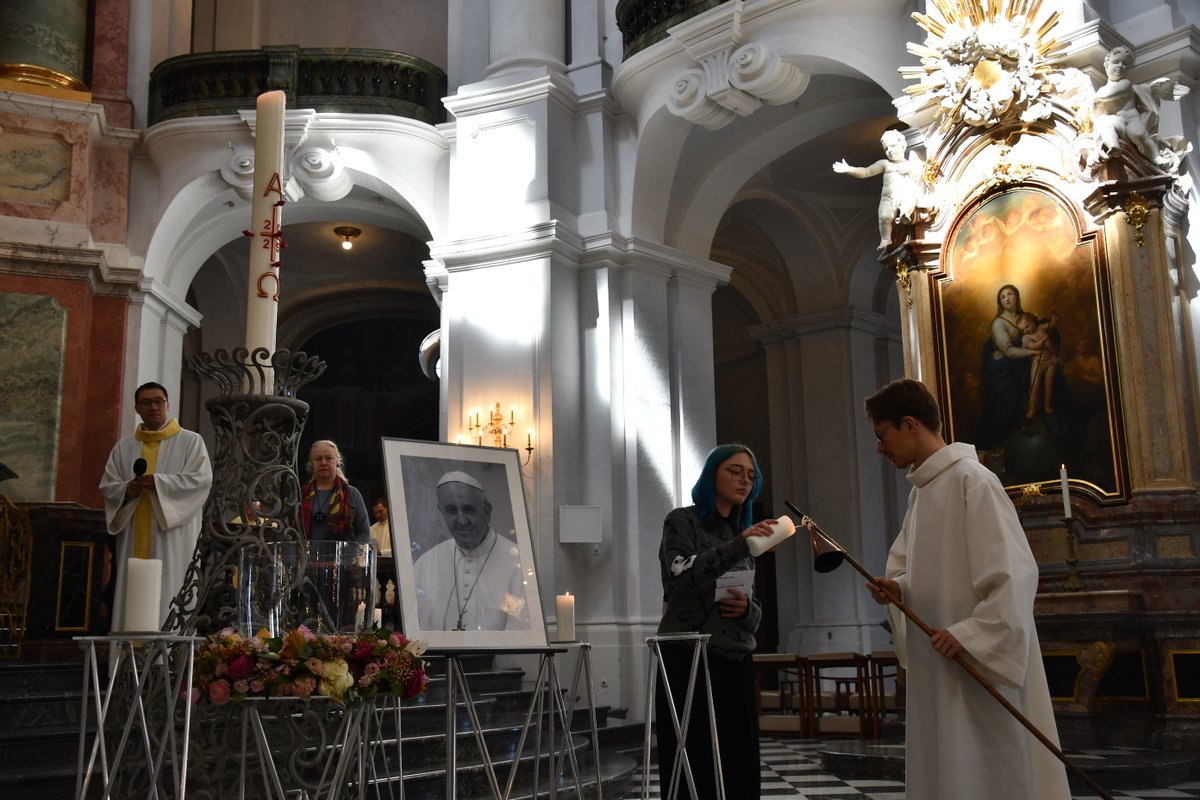 Heute haben wir des verstorbenen Heiligen Vaters Papst Franziskus gedacht. In einem feierlichen Pontifikalamt in der Dresdner Kathedrale standen Gebet, Erinnerung und Dankbarkeit im Mittelpunkt.

bistum-dresden-meissen.de/aktuelles/bist…
