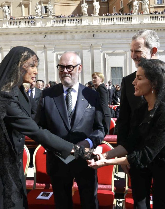 mamboitaliano__'s tweet photo. Her Majesty Queen Letizia of Spain 🇪🇸 firmly clasps Melania Trump’s hand

Standing at 5’6” while Melania is 5’11”, Queen Letizia is about 5 inches shorter, but that’s not the point

What truly stands out is the profound gesture of respect from this magnificent Catholic Queen 👑 https://t.co/Er0d9jFbXe