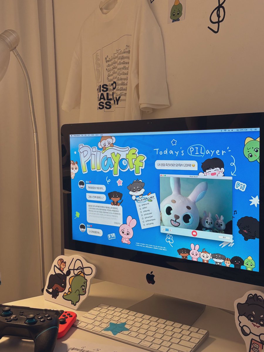 캬캬캬캬캬 역시 필이는 필람쥐...
(한쪽 볼에 딸기🍓를 쏘옥 숨겨서 다니는)
구석구석 뜯어보는 재미가 가득했땅 🐿️
무조건 필이 방을 스윽 구경하길...
#필레이오프_428차전
#원필 #WONPIL #데이식스 #DAY6