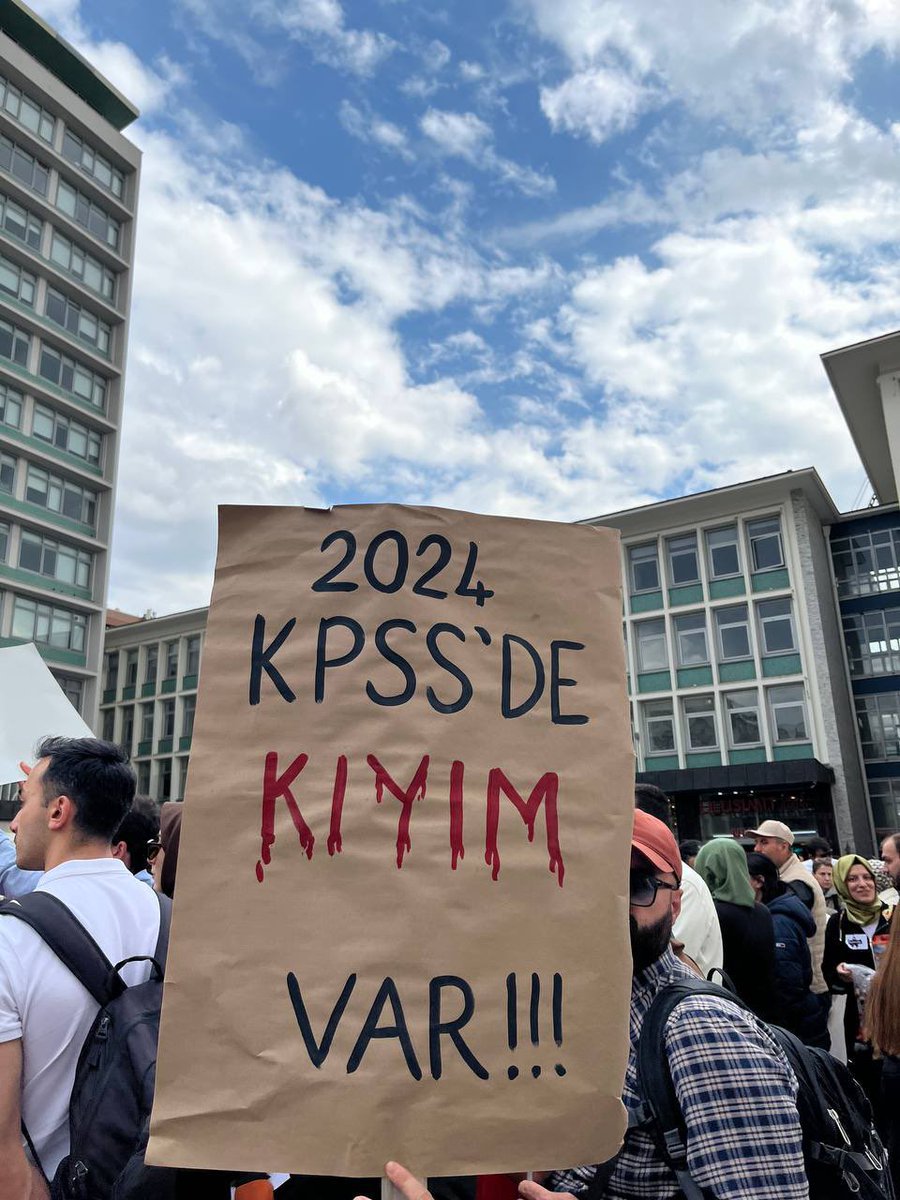 Çok canımız yanıyo bi umuda tutunamazsak dayanacak gücümüz kalmadı bizim  #ÖğretmenUlustaEkAtamaNerede