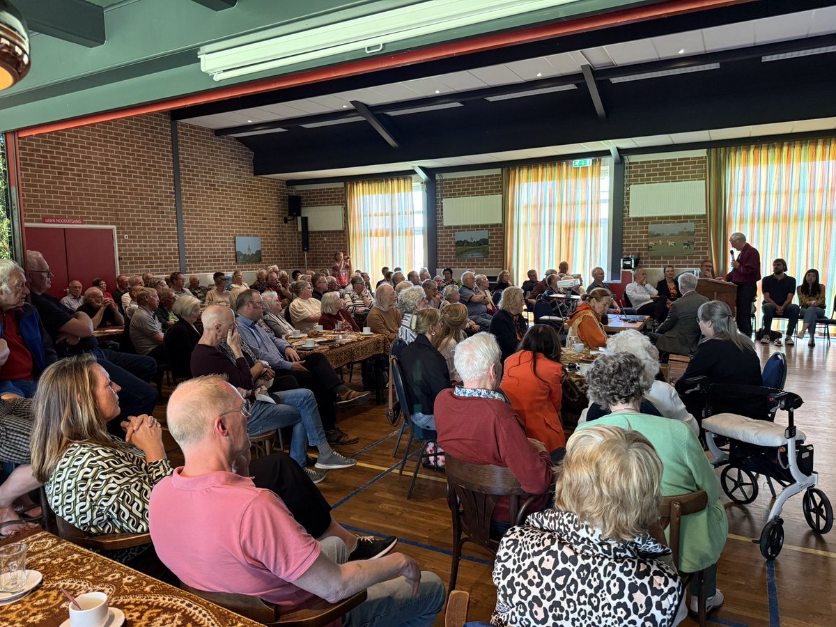 Een volle zaal in MFC De Tysker bij de boekpresentatie ‘Het geheim van Oosterwierum’ van auteur Catharinus vd Werf over het verhaal van de verzetsmensen in <a href="/Easterwierrum/">Easterwierrum</a> tijdens WWII.