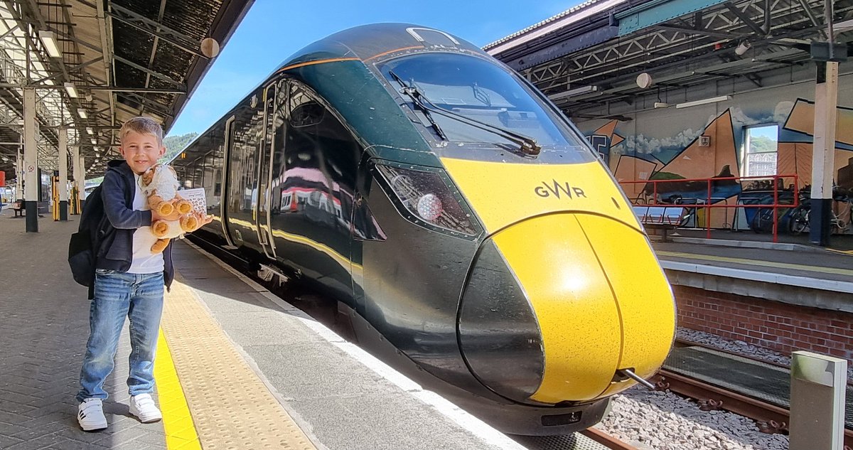 A perfect run from Haverfordwest sees us into Swansea a couple of mins early. Just enough time to grab some egg and cress sarnies for the journey to London 😁