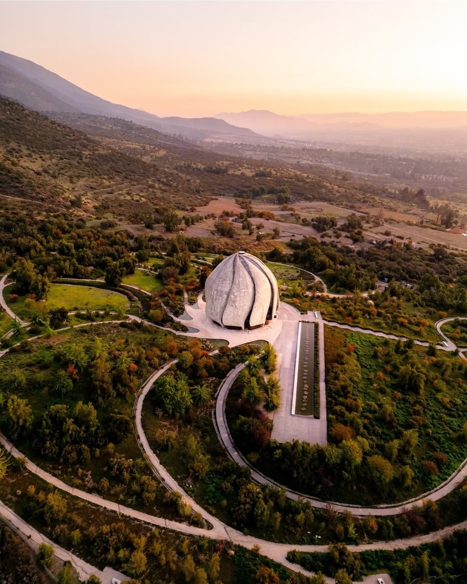 UpliftingWords9's tweet photo. Stunning #sunsetshot of the #Bahai #HouseofWorship in #Santiago #Chile. Photo by @alexanderjamestai #BahaiFaith https://t.co/5k4syR8R9q