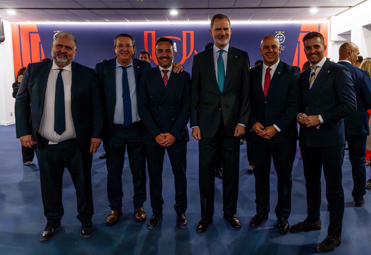 RFAF (@rfaf) on Twitter photo 🏆 𝙐𝙣𝙖 𝘾𝙤𝙥𝙖 𝙍𝙚𝙖𝙡 𝙚𝙣 𝘼𝙣𝙙𝙖𝙡𝙪𝙘í𝙖
👤 Una representación de la junta directiva de la #RFAF, encabezada por el presidente @pedrocurtido_, junto al Rey en la final de Copa
<a href="/CasaReal/">Casa de S.M. el Rey</a> <a href="/RFAFMalaga/">RFAF - Delegación de Málaga</a> @RFAFJaen <a href="/CANITO_RFEF/">ANTONIO MUÑOZ CANELA, CANITO</a> <a href="/Martintorralbo/">Martín</a> 🏆 𝙐𝙣𝙖 𝘾𝙤𝙥𝙖 𝙍𝙚𝙖𝙡 𝙚𝙣 𝘼𝙣𝙙𝙖𝙡𝙪𝙘í𝙖
👤 Una representación de la junta directiva de la #RFAF, encabezada por el presidente @pedrocurtido_, junto al Rey en la final de Copa
<a href="/CasaReal/">Casa de S.M. el Rey</a> <a href="/RFAFMalaga/">RFAF - Delegación de Málaga</a> @RFAFJaen <a href="/CANITO_RFEF/">ANTONIO MUÑOZ CANELA, CANITO</a> <a href="/Martintorralbo/">Martín</a>