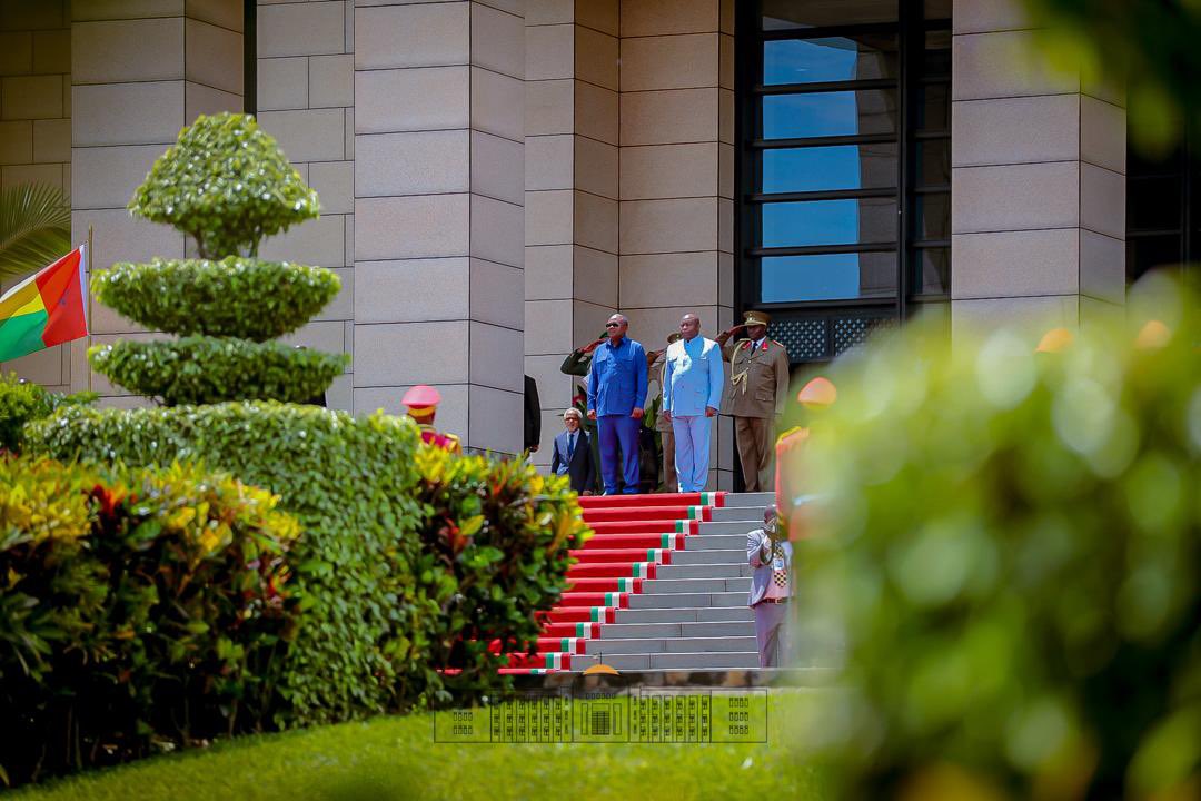 Ntare Rushatsi House (@ntarehouse) on Twitter photo Les 21 coups de canon retentissent du Palais <a href="/NtareHouse/">Ntare Rushatsi House</a>, marquant l’accueil très chaleureux avec honneurs militaires réservé par le Chef de l’Etat SE <a href="/GeneralNeva/">SE Evariste Ndayishimiye</a> à son homologue Chef d’Etat de la République de Guinée Bissau SE <a href="/USEmbalo/">Umaro Sissoco Embaló</a> en visite d’Etat de 2jours au #Burundi Les 21 coups de canon retentissent du Palais <a href="/NtareHouse/">Ntare Rushatsi House</a>, marquant l’accueil très chaleureux avec honneurs militaires réservé par le Chef de l’Etat SE <a href="/GeneralNeva/">SE Evariste Ndayishimiye</a> à son homologue Chef d’Etat de la République de Guinée Bissau SE <a href="/USEmbalo/">Umaro Sissoco Embaló</a> en visite d’Etat de 2jours au #Burundi