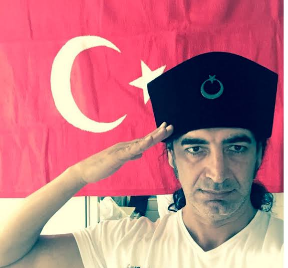 Murat Kekilli, bu sene çıkacak olan şarkılarının dijital gelirlerinin Doğu Türkistan'daki soydaşlara gönderileceğini açıkladı.