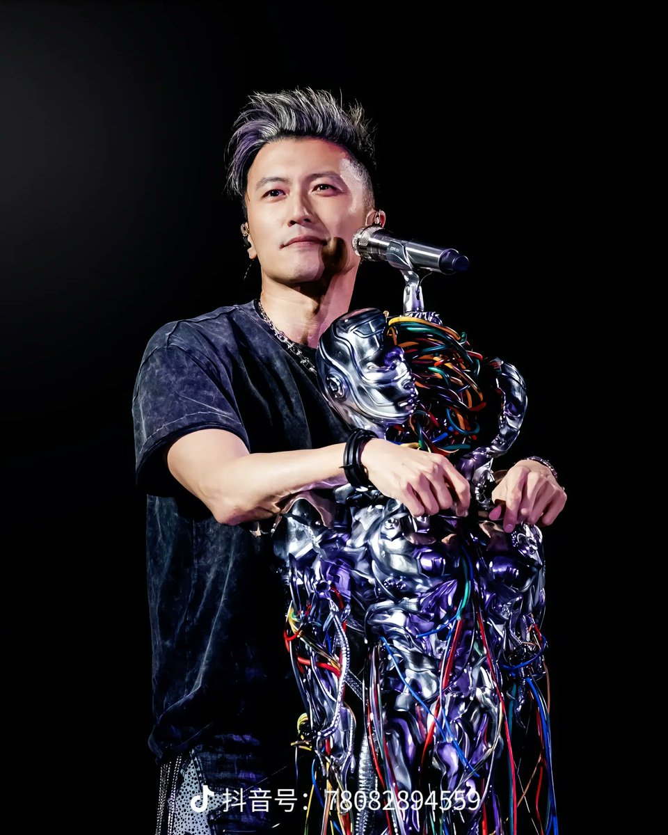 ChSeCap's tweet photo. 怎么会有这么帅还会唱歌的厨子丫丫丫丫 https://t.co/pyMBFc3I58