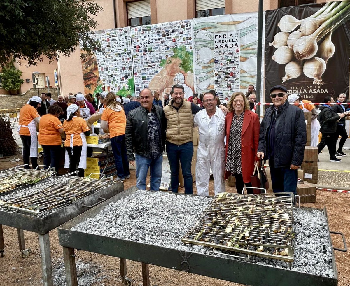 PSOELaRioja's tweet photo. 🧅 VII feria de la cebolla asada de Herce

Disfrutamos de compañeros y compañeras y de los extraordinarios productos de nuestra tierra https://t.co/GTm39ihWDH