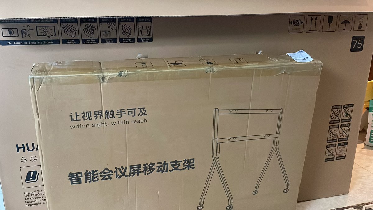 xcloudmanager's tweet image. 买了个智慧会议大屏在家里，先安装好了支架，准备自己安装好。等送到货一看，omg，75寸屏幕大得这么吓人，根本不可能一个人上支架。快递毛重57kg，估计屏幕重100斤左右。安装需要3-4人。