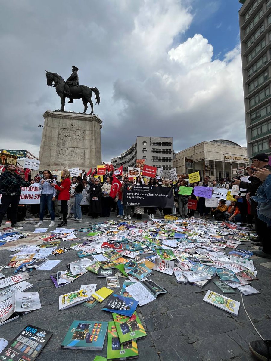 Sayın <a href="/Yusuf__Tekin/">Yusuf Tekin</a>, Sayın <a href="/RTErdogan/">Recep Tayyip Erdoğan</a>; 15 bin atama değil, gerçek çözüm istiyoruz! Ek atama olmadan adalet olmaz!
#ÖğretmenUlustaEkAtamaNerede