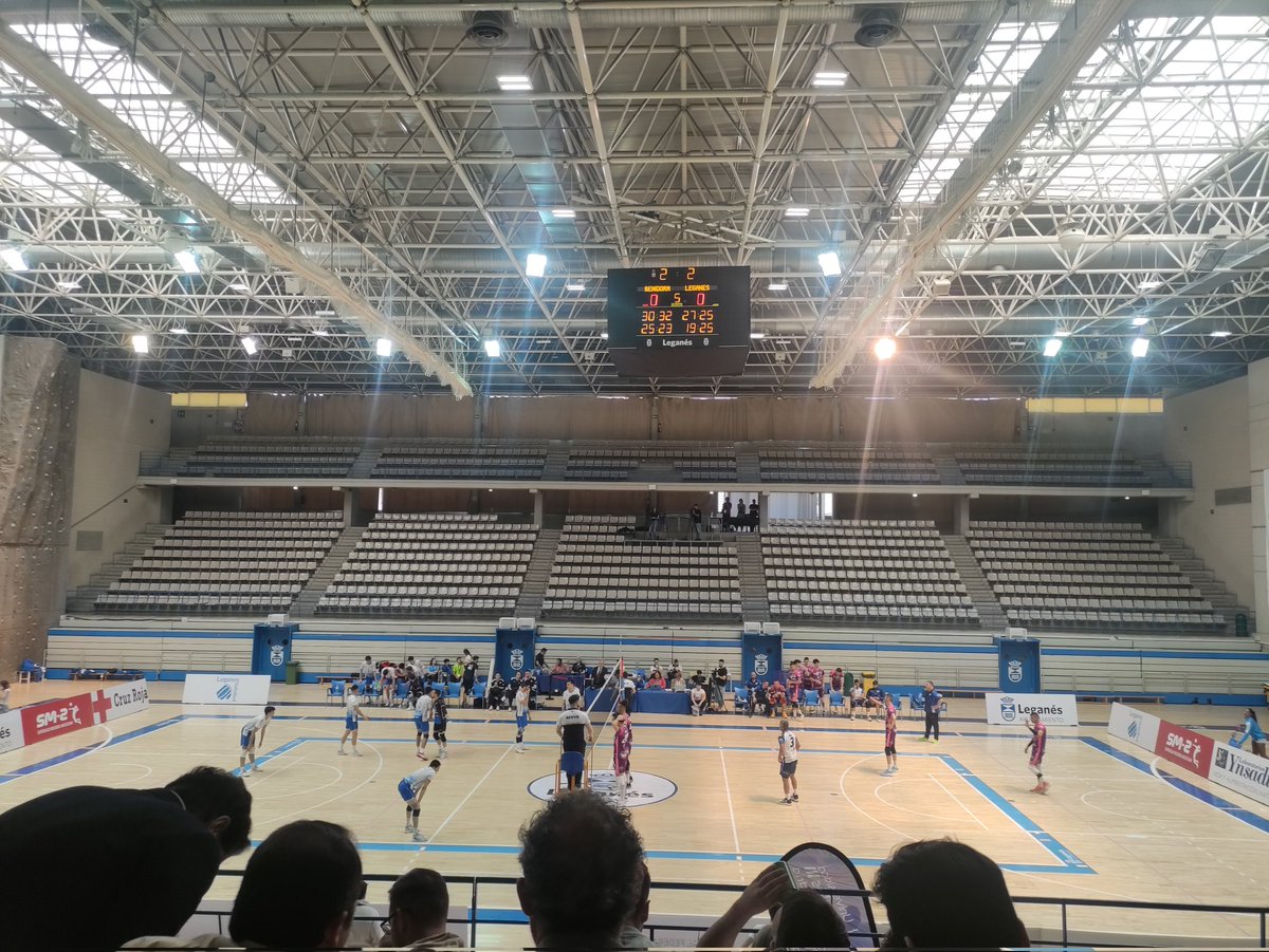 Carlos_Aranzana's tweet photo. Partido igualadísimo. Vamos al 5 set.
#VamosLega 💪🏐
#Voleubol #Leganés #RFEVB @uc3m @FMadridVB https://t.co/KLsgJOPjv2