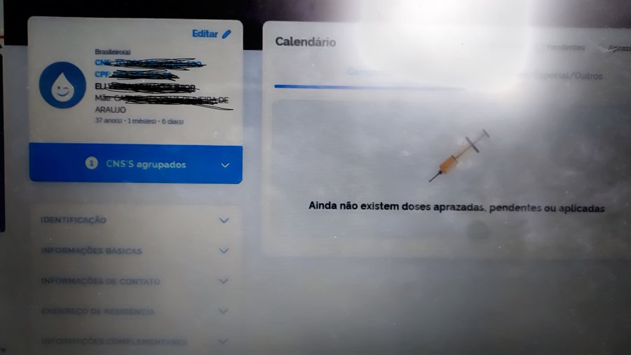 schmittpaula's tweet photo. A pandemia não transformou pessoas em ratos - ela os revelou. Ex: esse "cientista" usou a mãe p/pagar pedágio ao Consenso Inc, postando foto dela sendo "vacinada" c/a Astrazeneca, suspensa na Europa já em Maio 2021. Ele, por sua vez, tomou zero dose e proibiu o namorado de tomar https://t.co/Fcy6NmvjiV