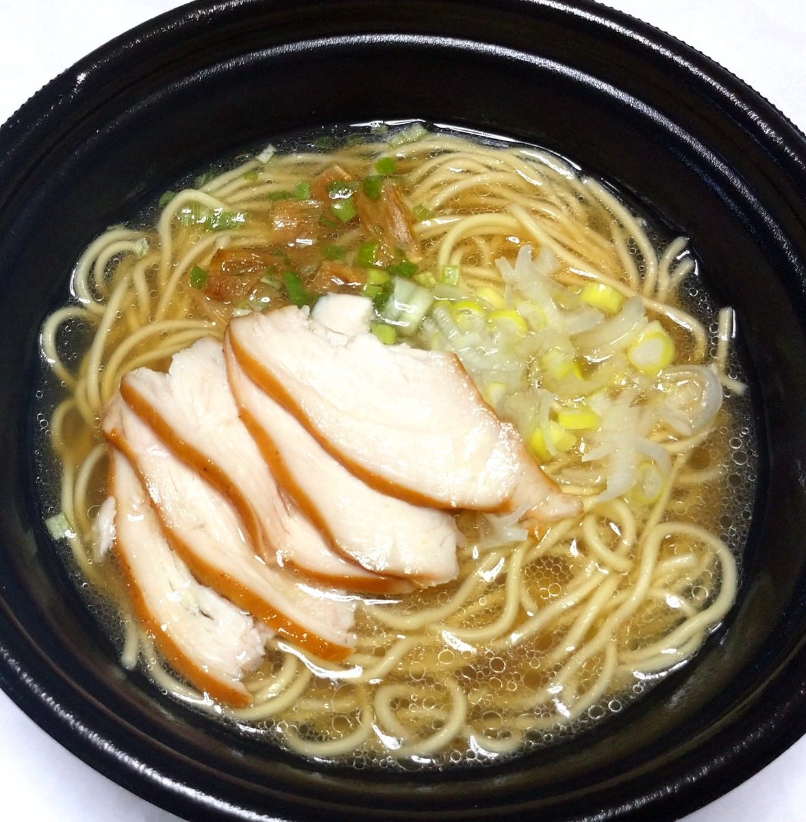 今夜は家ラー。頂き物🙏の「ごはんもん レンジで本格生ラーメン 牛骨塩」。香川県「さぬき麺心」製造。

お湯を入れてレンジでチンの凝った作り。麺の本場の生麺はさすがの旨さ。😊塩味絶妙な牛骨スープも上質な牛脂入でとても美味しい。お店レベルの驚異の逸品。😋👍

美味しい一杯。🍜
ご馳走様。🙏