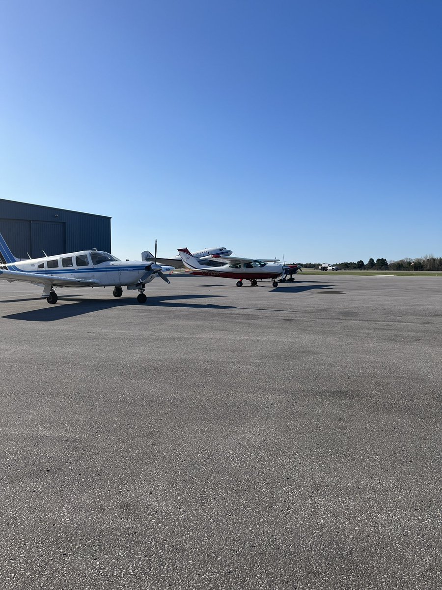 Blue skies today with the bright sun! What a beautiful day to fly! ✈️
#GirlsTakeFlight