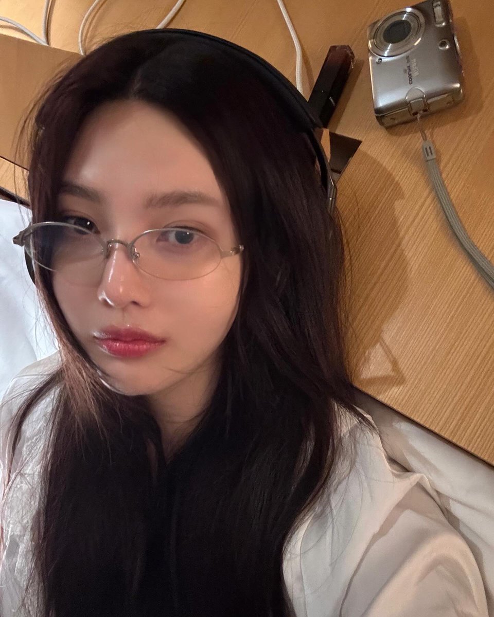 PARTSOOYOUNG's tweet photo. Lazy day dumps. 🎧💭📷🩶 https://t.co/O9A0kbrucy