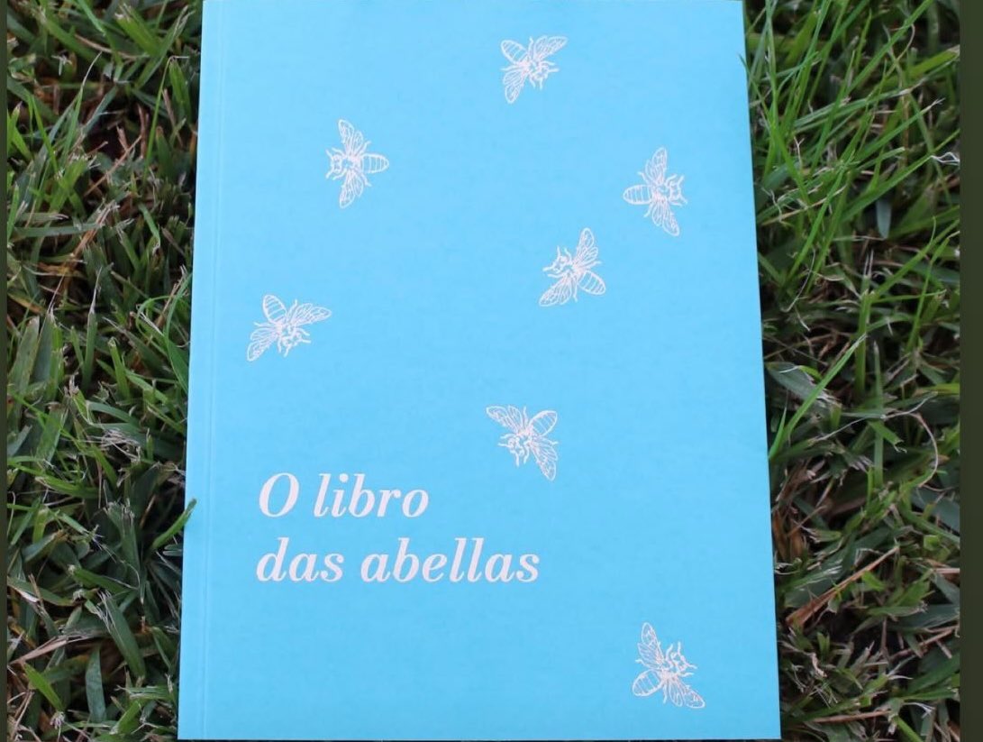 Grazas ao xurado que considerou que “O libro das abellas”, obra que conmemora o décimo aniversario de Apiario, era merecente do premio Follas Novas á mellor obra editada . 

Grazas *s autor*s que conforman esta peza colectiva por atender á nosa chamada. 

Para vós este galardón!
