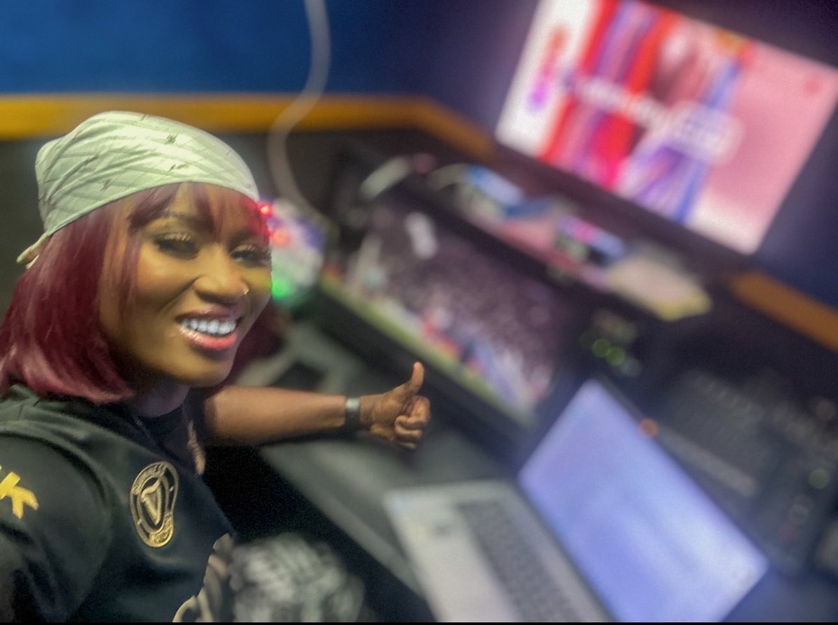 OfficialSuo's tweet image. I’ll be your #OfficialPidginCommentator as Bournemouth face Manchester United also Liverpool vs Tottenham Hotspur.🎙️⚽️

GG in both games I reckon.🎫 🤝

Change language option to pidgin #CH203 @DStvNg &amp;amp; ee don set, can you tell how hyped I am or nah?☺️

#EPL
#EnergyChief
#Kpoko🧡