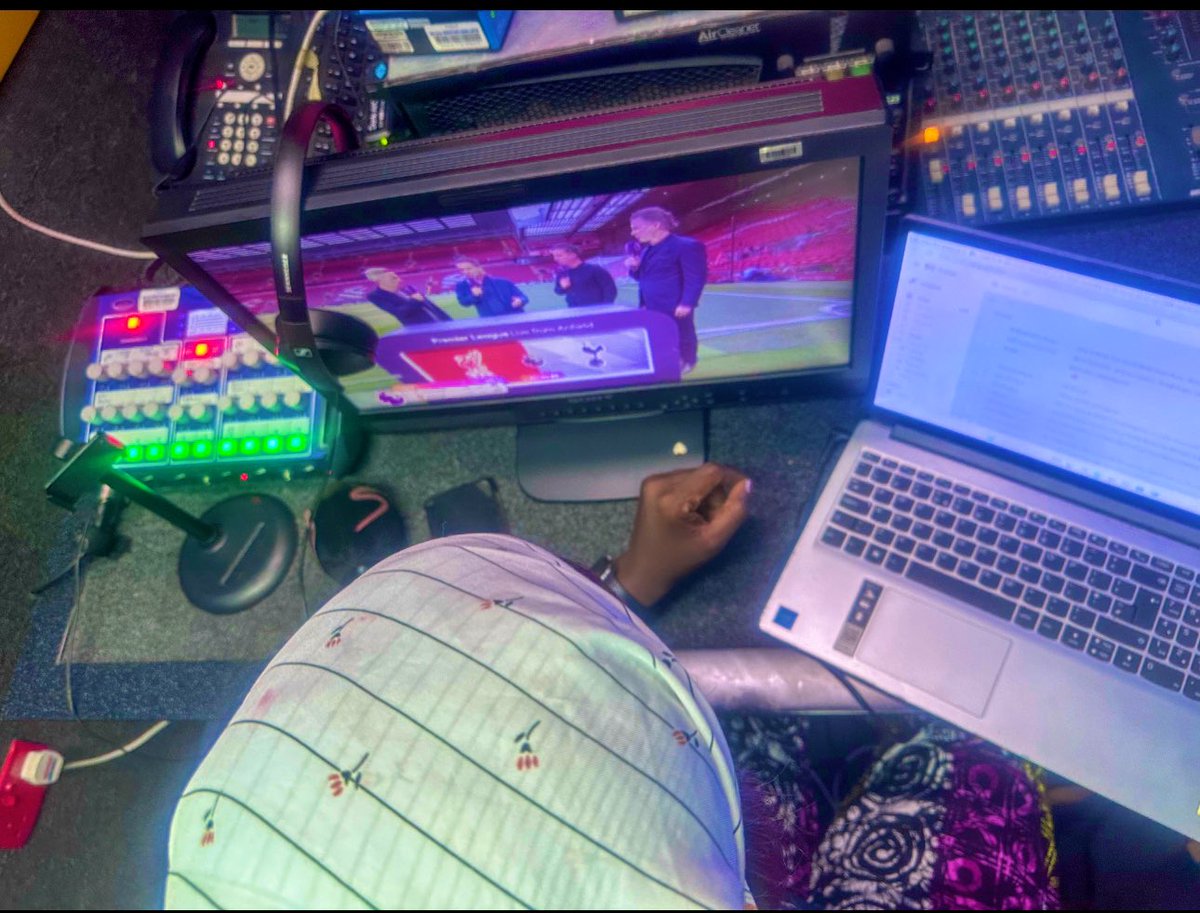 OfficialSuo's tweet image. I’ll be your #OfficialPidginCommentator as Bournemouth face Manchester United also Liverpool vs Tottenham Hotspur.🎙️⚽️

GG in both games I reckon.🎫 🤝

Change language option to pidgin #CH203 @DStvNg &amp;amp; ee don set, can you tell how hyped I am or nah?☺️

#EPL
#EnergyChief
#Kpoko🧡